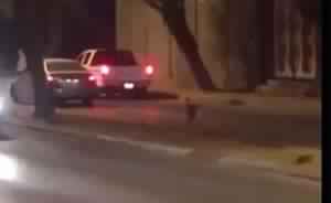 بالفيديو.. فهد يتجول في شوارع مدينة سعودية