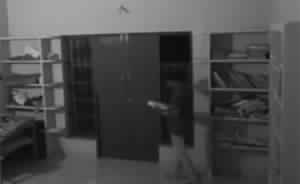 بالفيديو.. شبح يهاجم ويسحل شاباً داخل مكتبة