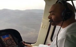 بالفيديو.. محمد بن زايد يقود مروحية في سماء الإمارات وسط أجواء غائمة