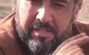 بالفيديو.. مراسل العربية يبكي بحرقة أثناء تغطية المعارك في اليمن : لن يأخذوا اليمن !