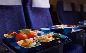 تجنب تناول هذه الأطعمة على متن الطائرة