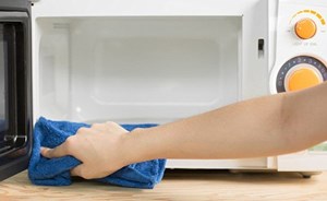 حيلة ذكية لتنظيف الميكروويف من دون أيّ مجهود!