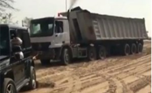 بالفيديو.. كيف تدخل ولي عهد دبي لسحب شاحنة عالقة في الرمال