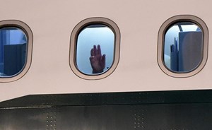 لماذا يجب إبقاء نوافذ الطائرة مفتوحة عند الإقلاع؟
