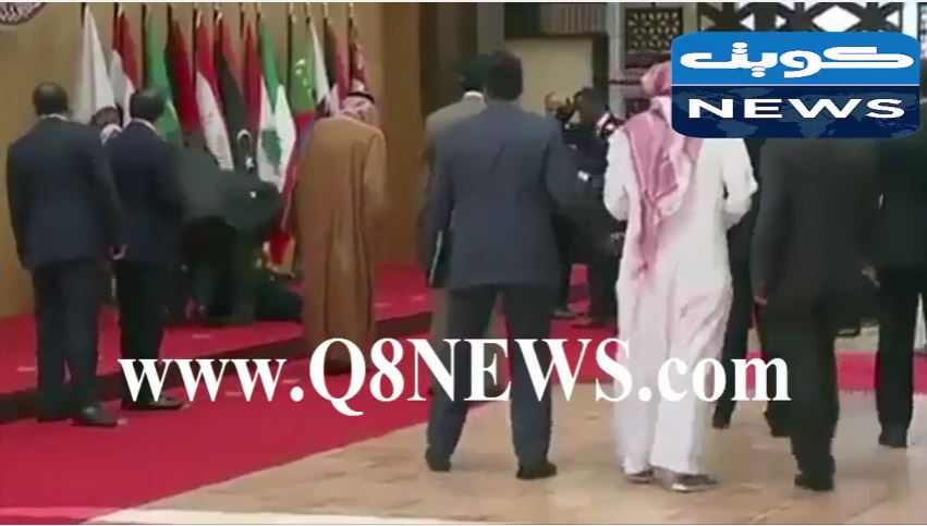 بالفيديو…تعرض الرئيس اللبناني ميشال عون لموقف محرج في #القمه_العربيه