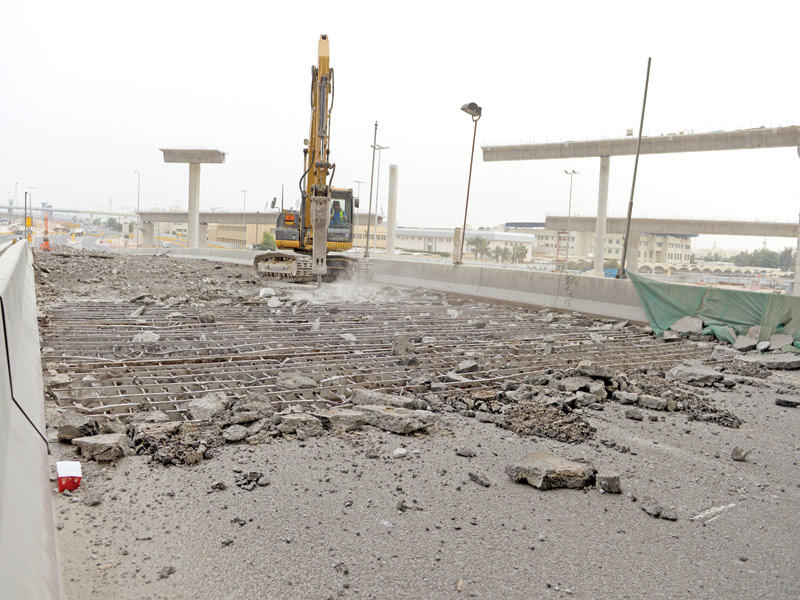 «الأشغال»: بدء هدم جسر الجامعة بطريق الغزالي