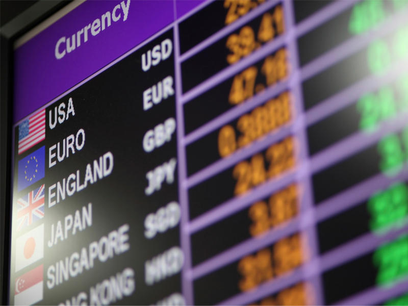 تعرف على سعر صرف الدينار امام سلة العملات