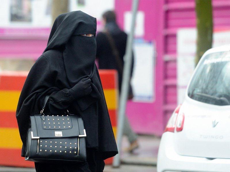 ألمانيا تفرض حظرا جزئيا على ارتداء البرقع