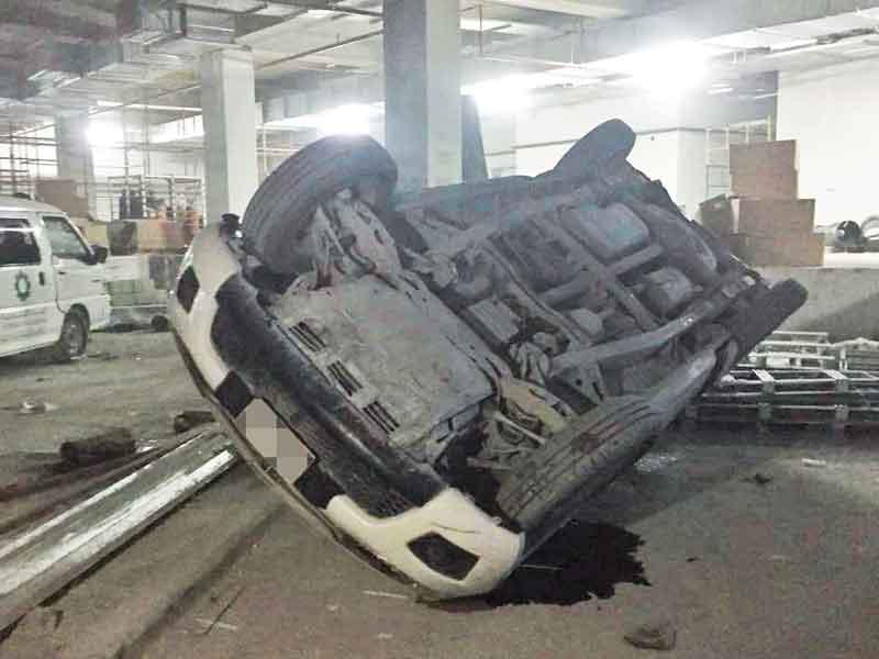عمال محتجون على عدم صرف رواتبهم يحطمون مقرين لشركتهم بالعاصمة والفروانية