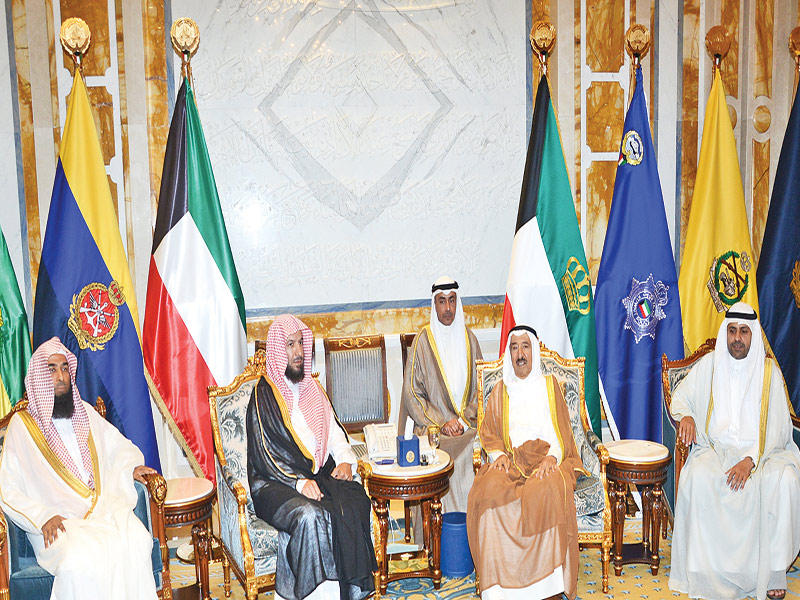 الأمير يستقبل مستشار خادم الحرمين وإمام «النبوي»