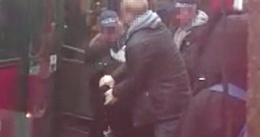 بالفيديو.. شرطة لندن تسحل منتقبة من حافلة…فقط للاشتباه!!