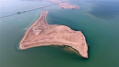 فريق الغوص الكويتي يرفع طنين من المخلفات بجزيرة «أم النمل»