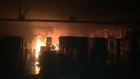 بالفيديو…الإطفاء تسيطر على حريق مستودع في الشويخ الصناعية