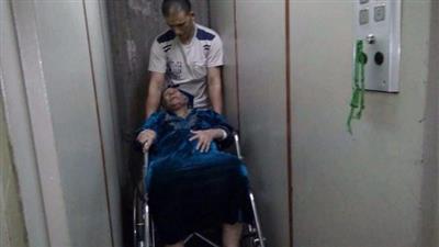 ثمانينية مصرية ألقاها ابنها في الشارع إرضاء لزوجته