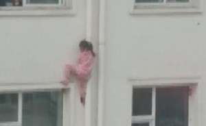 بالفيديو.. طفلة تتدلى من الطابق السادس وبطانية تنتظر سقوطها وعامل يُنهي المشهد