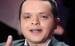 محمد هنيدي يبرر لمعجب سر تمسكه بـ “الباروكة” بهذا الرد الطريف
