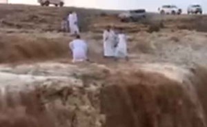 شاهد.. ماذا حدث لسعودي حاول التقاط صورة لزملائه وسط السيول الجارفة على حافة أحد الوديان؟