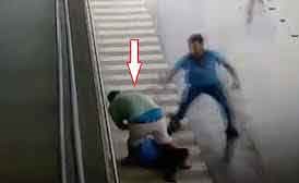 بالفيديو.. لحظات وحشية لزوج يهاجم زوجته السابقة في الشارع ويطعنها بسكين!