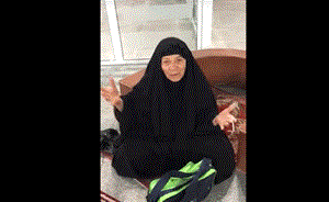 بالفيديو.. مسنة عراقية تدخن سيجارة في محراب مسجد بالسعودية وهكذا بررت فعلتها