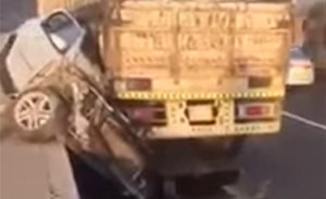 بالفيديو.. «شاحنة» تسحق «سيارة» ونجاة سعودي وعائلته بشكل لا يصدق