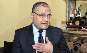 بالفيديو.. داعية مصري يثير الجدل بفتوى :جواز جمع الصلوات الخمس وتأديتهم في المنزل” !