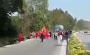 بالفيديو..سائق شاحنة غاز لم ينتبه لوجود موكب زواج أمامه.. فحدثت هذه الكارثة !