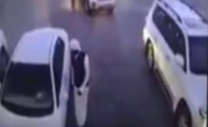 بالفيديو.. تصرف جريء لمالك سيارة أثناء سرقتها من قبل لص