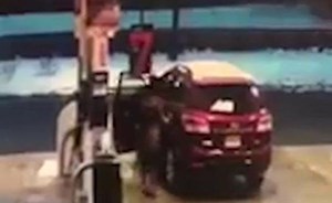 بالفيديو: على الرغم من أنها رمت عليه البنزين… هكذا سرق سيارتها!