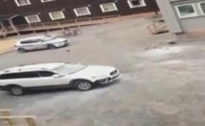 بالفيديو.. لاجئ ينهال بالضرب على شرطيات في السويد ويثير جدل