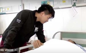 بالفيديو..مدرب للفنون القتالية يتلقف عاملاً سقط من الطابق الثاني