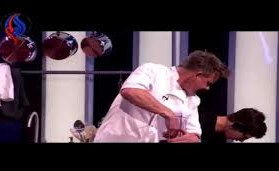 بالفيديو.. طباخ شهير جدا تقطع يده على الهواء!!