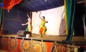 بالفيديو.. لحظة وفاة راقص معبد هندي على المسرح