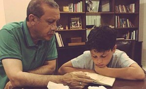 شاهد… أردوغان يعلم حفيده قراءة القران