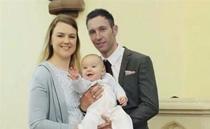 أبقت على جنينها المتوفي لأسابيع للحفاظ على حياة شقيقه التوأم