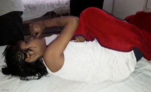 العثور على فتاة تعيش وسط القرود وتمشي على أربع