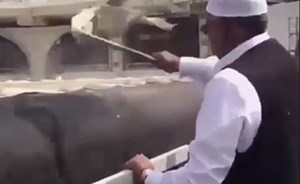 بالفيديو.. شاهد كيف يتم تنظيف ثوب الكعبة