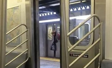 بالفيديو.. قطار يغلق أبوابه على رأس امرأة ورد فعل غريب من موظفة المترو