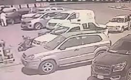 شاهد.. عصابة تسرق مبالغ مالية من سيارة مواطن