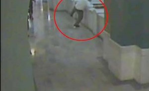 بالفيديو.. خدع الشرطة وقفز منتحراً من الدور الرابع