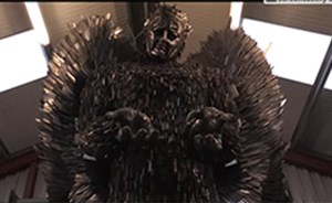 بالفيديو: فنان يصنع تمثالاً من 100 ألف سلاح أبيض