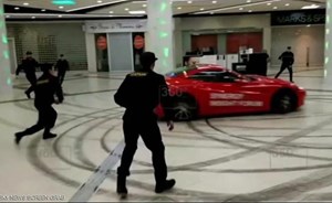 بالفيديو.. فيراري تقتحم مركزا تجاريا