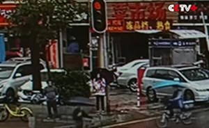 بالفيديو: لص يفر إلى مركز للشرطة بالخطأ بعدما سرق هاتف امرأة