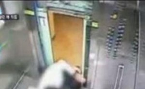 فيديو مروع.. رجل كاد يفقد حياته بالمصعد