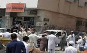 بالفيديو.. اغماء سيدة إثر مضاربة عنيفة بين عمال بسطات الخضار في السعودية