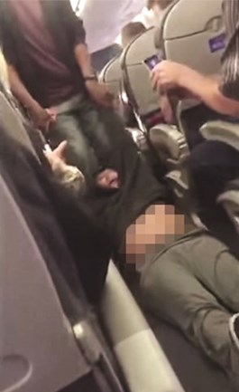 الراكب المطرود من إحدى رحلات «يونايتد» يعتزم رفع دعوى قضائية