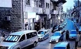 بالفيديو.. فتاة اردنية تخرج من نافذة مركبة لتعتدي على أخرى