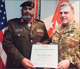 الجيش الأميركي يقلّد اللواء خالد الصالح الصباح وسام الجدارة