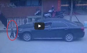 فيديو مروع ..شاهد لحظة مرور سيارة على طفل صغير