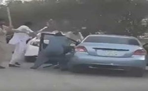 بالفيديو.. 4 وافدين ينهالون على آخر ضربًا بالعصي بلا رحمة