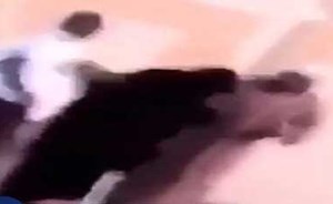 فيديو صادم…شاب يتجرد من مشاعر الإنسانية ويضرب والديه أمام المارة